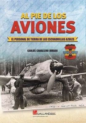 Al pie de los aviones.